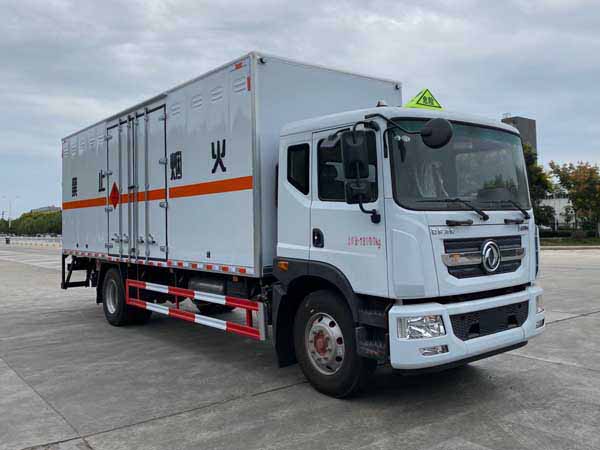 楚勝牌CSC5185XRQ6型易燃?xì)怏w廂式運(yùn)輸車(chē)